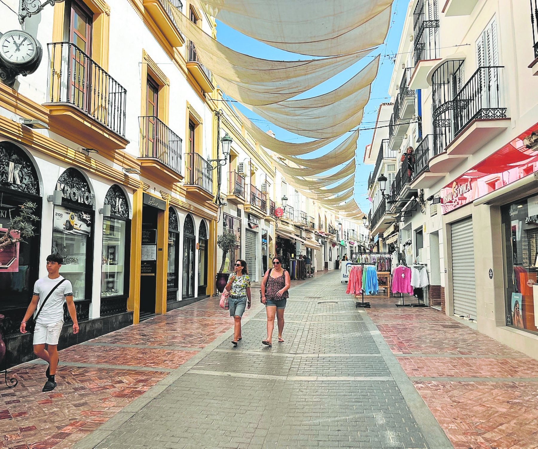 Imagen de la comercial calle Pintada de Nerja en esta temporada estival.