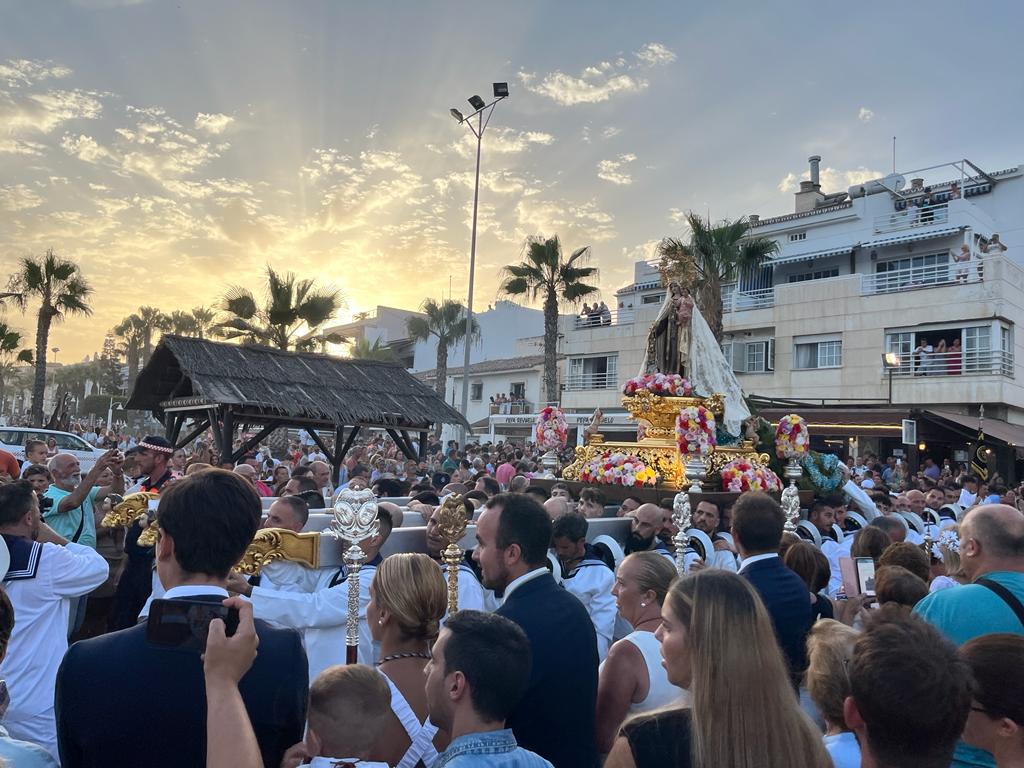 La Virgen del Carmen durante su procesión por Rincón de la Victoria