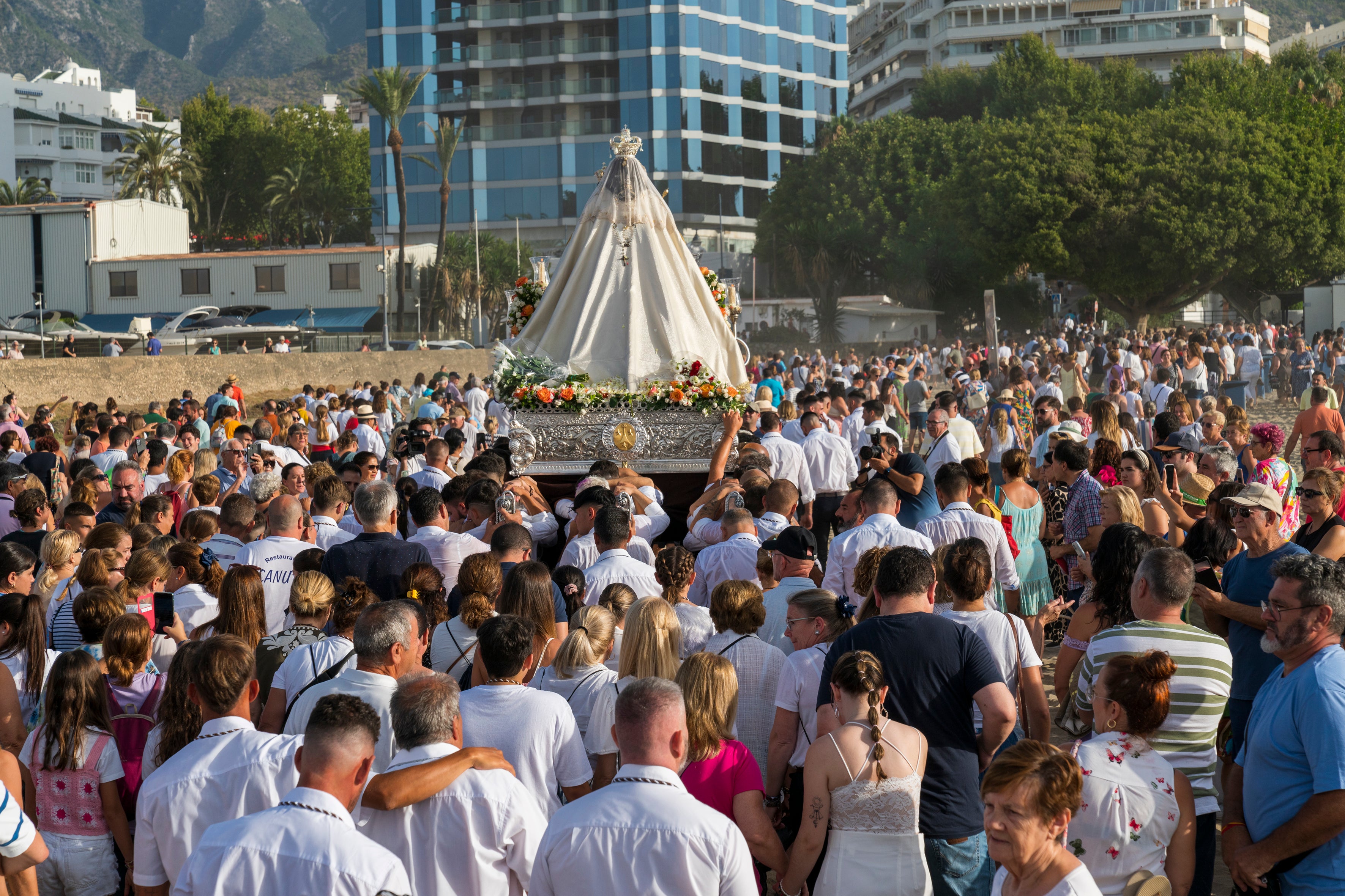 Rosario de la aurora y procesión de la Virgen del Carmen en Marbella