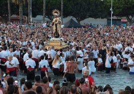 Momento de la procesión de la Virgen del Carmen de El Palo.