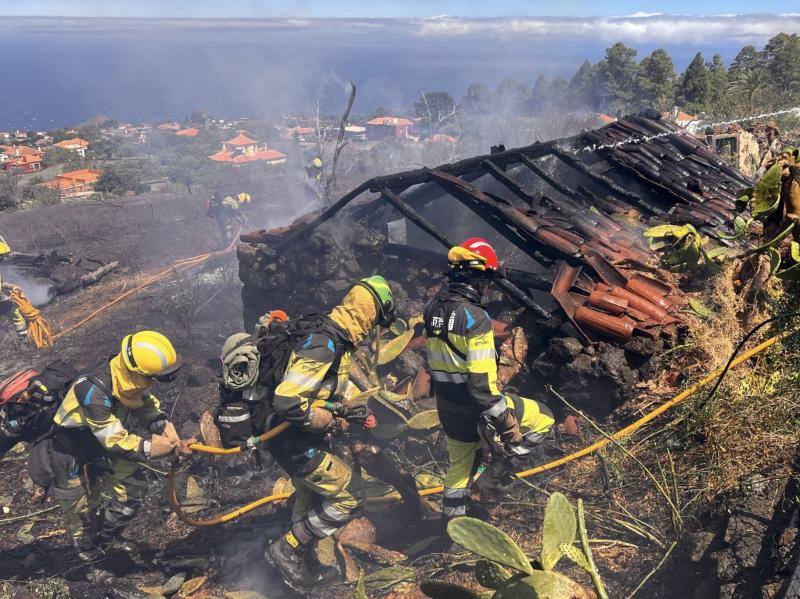 Medios aéreos de Málaga participan en las labores de extinción del incendio de La Palma