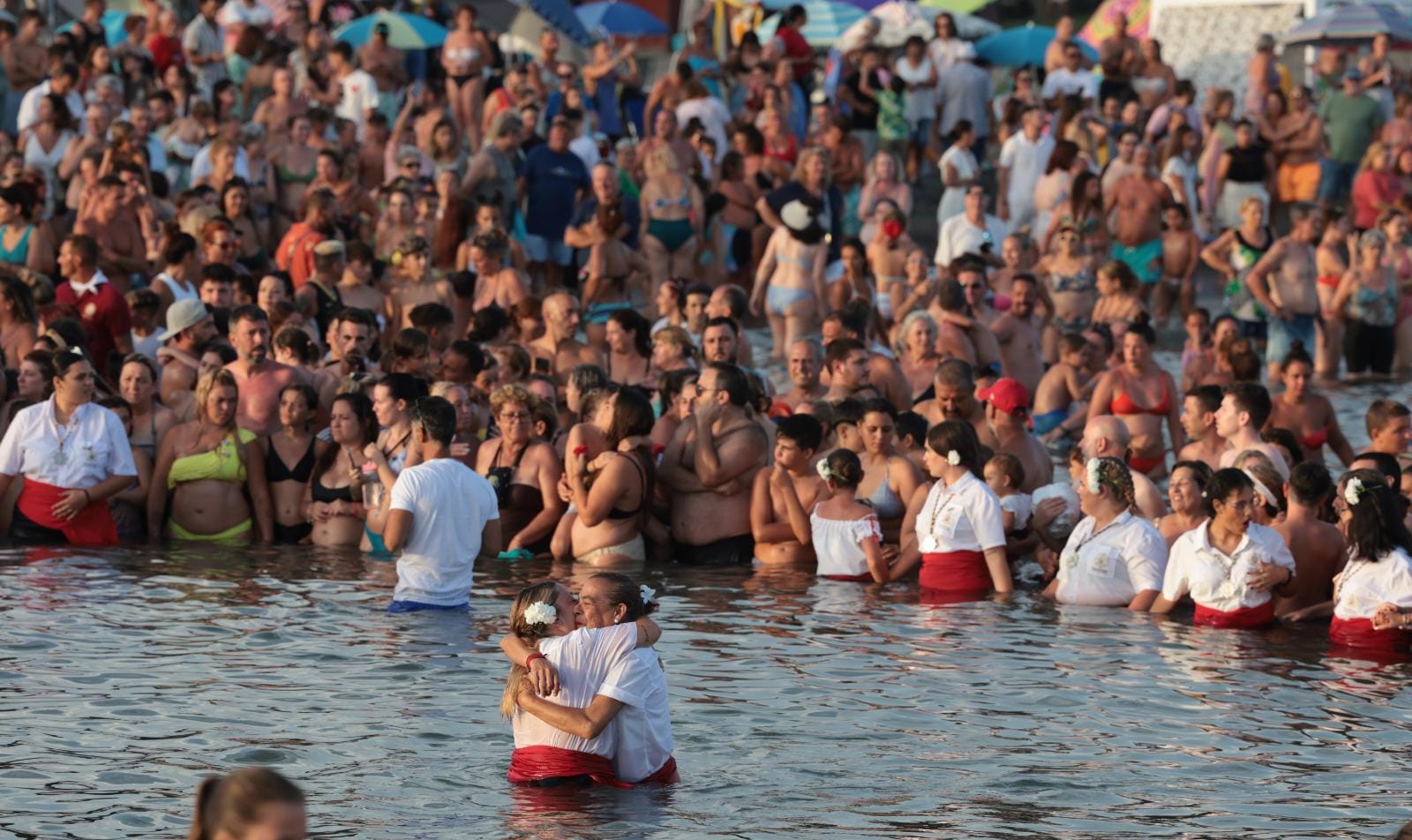 Cientos de devotos esperan en el agua a la Virgen del Carmen en El Palo.