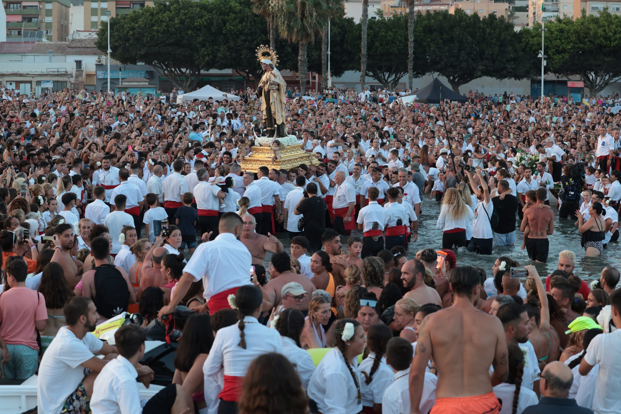 Cientos de devotos esperan en el agua a la Virgen del Carmen en El Palo.