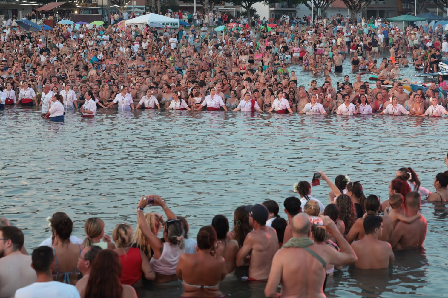 Cientos de devotos esperan en el agua a la Virgen del Carmen en El Palo.