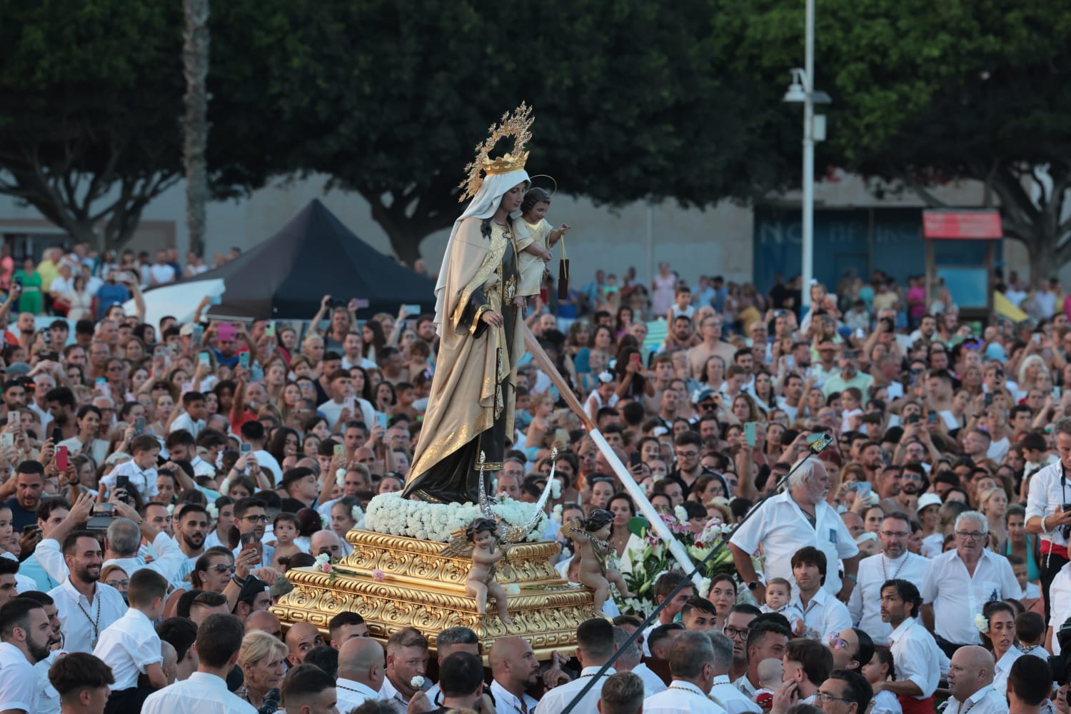 Cientos de devotos esperan en el agua a la Virgen del Carmen en El Palo.