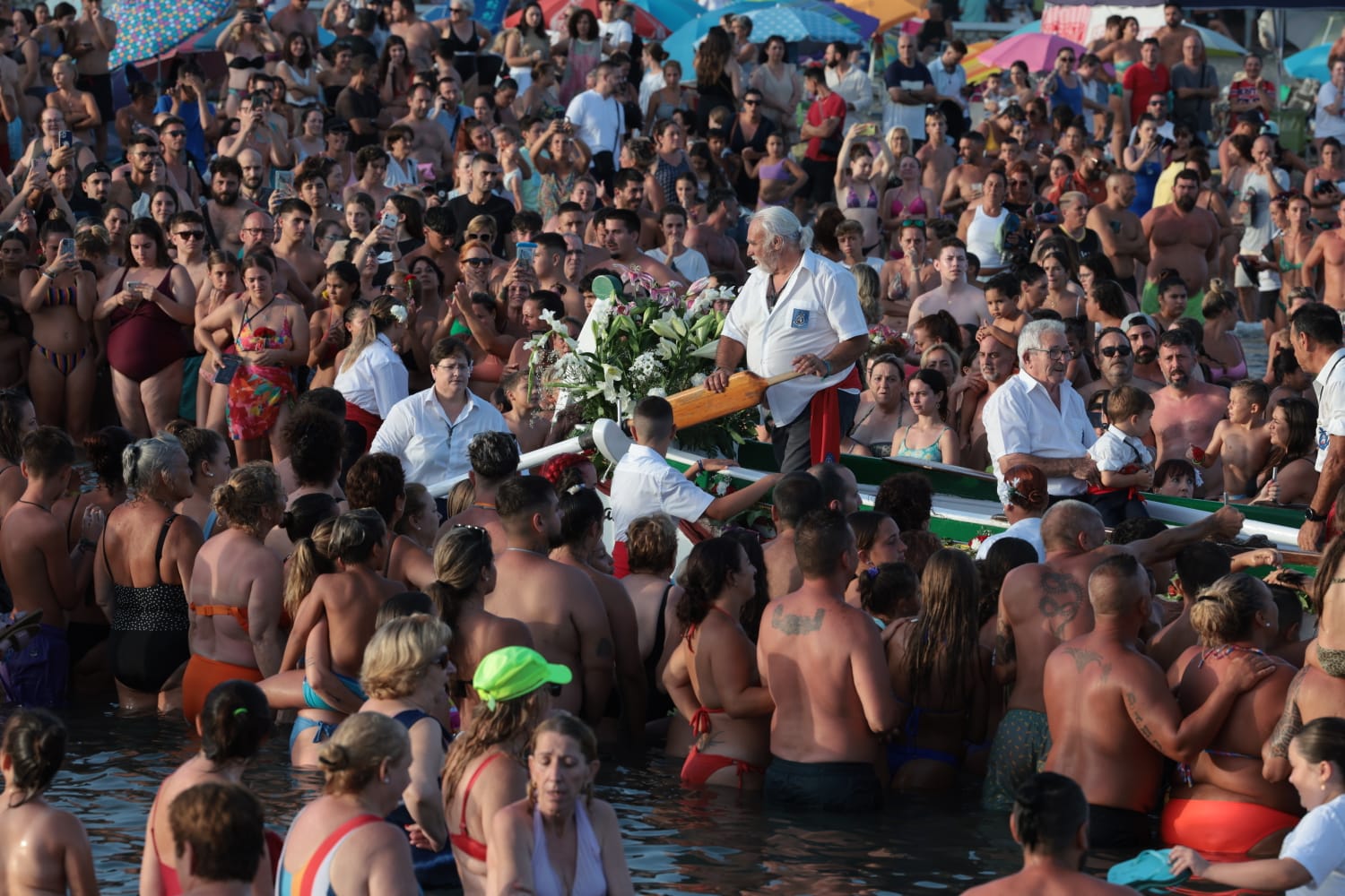 Cientos de devotos esperan en el agua a la Virgen del Carmen en El Palo.