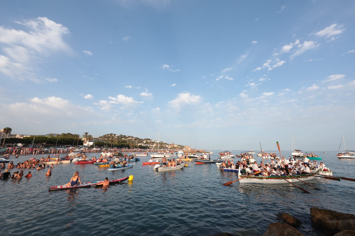 Cientos de devotos esperan en el agua a la Virgen del Carmen en El Palo.