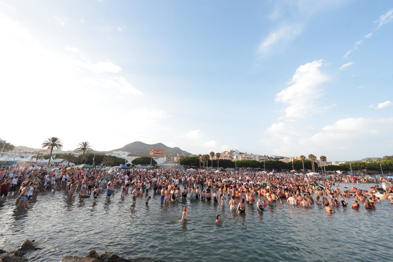 Cientos de devotos esperan en el agua a la Virgen del Carmen en El Palo.