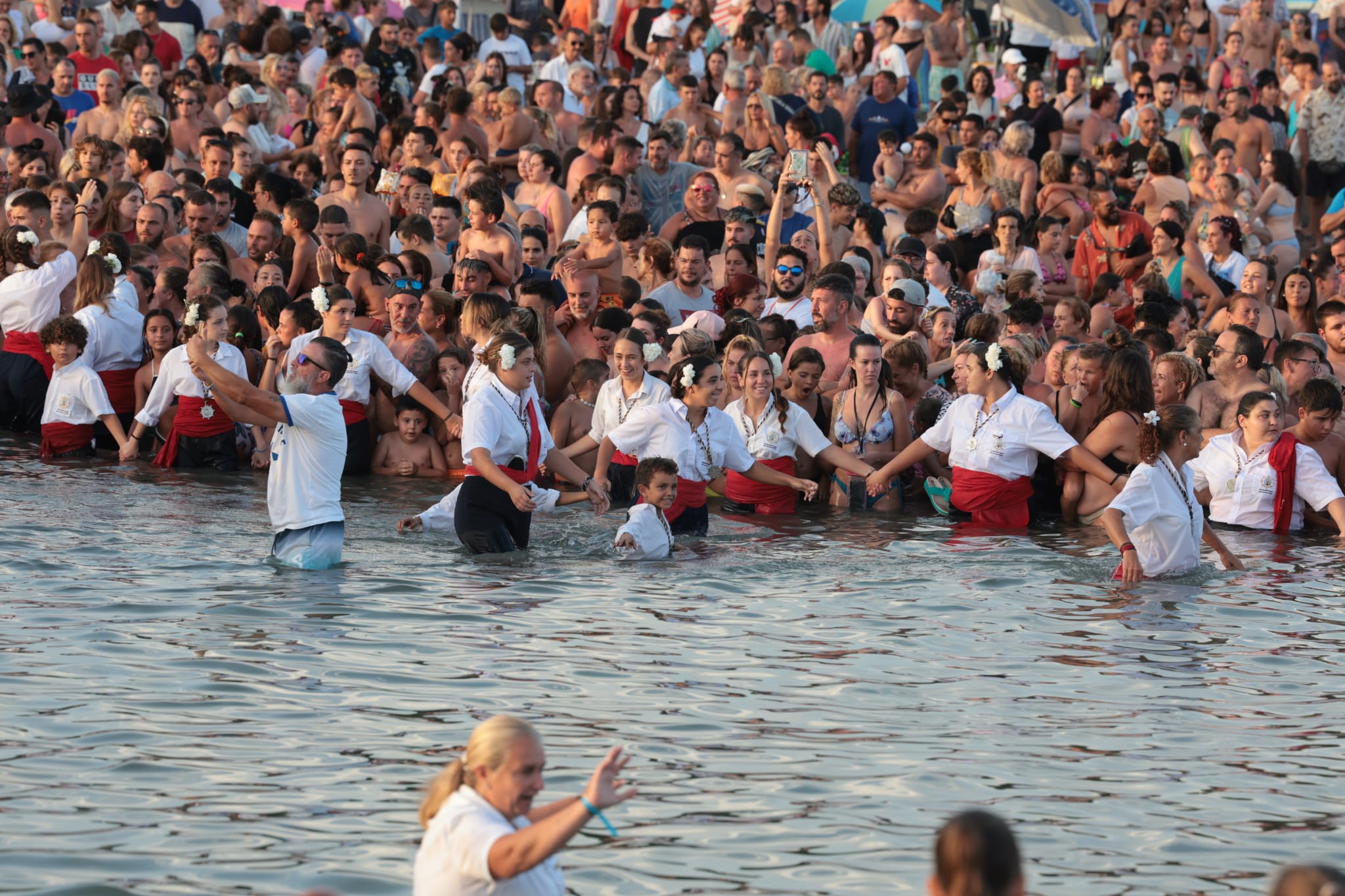 Cientos de devotos esperan en el agua a la Virgen del Carmen en El Palo.