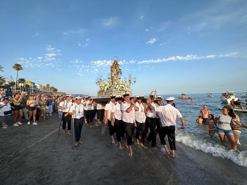 La Virgen del Carmen se embarca en la playa de La Torrecilla, en Nerja