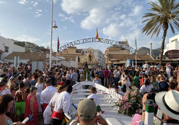 La imagen carmelita de Pedregalejo antes de ser embarcada en la jábega Santa Cristina.