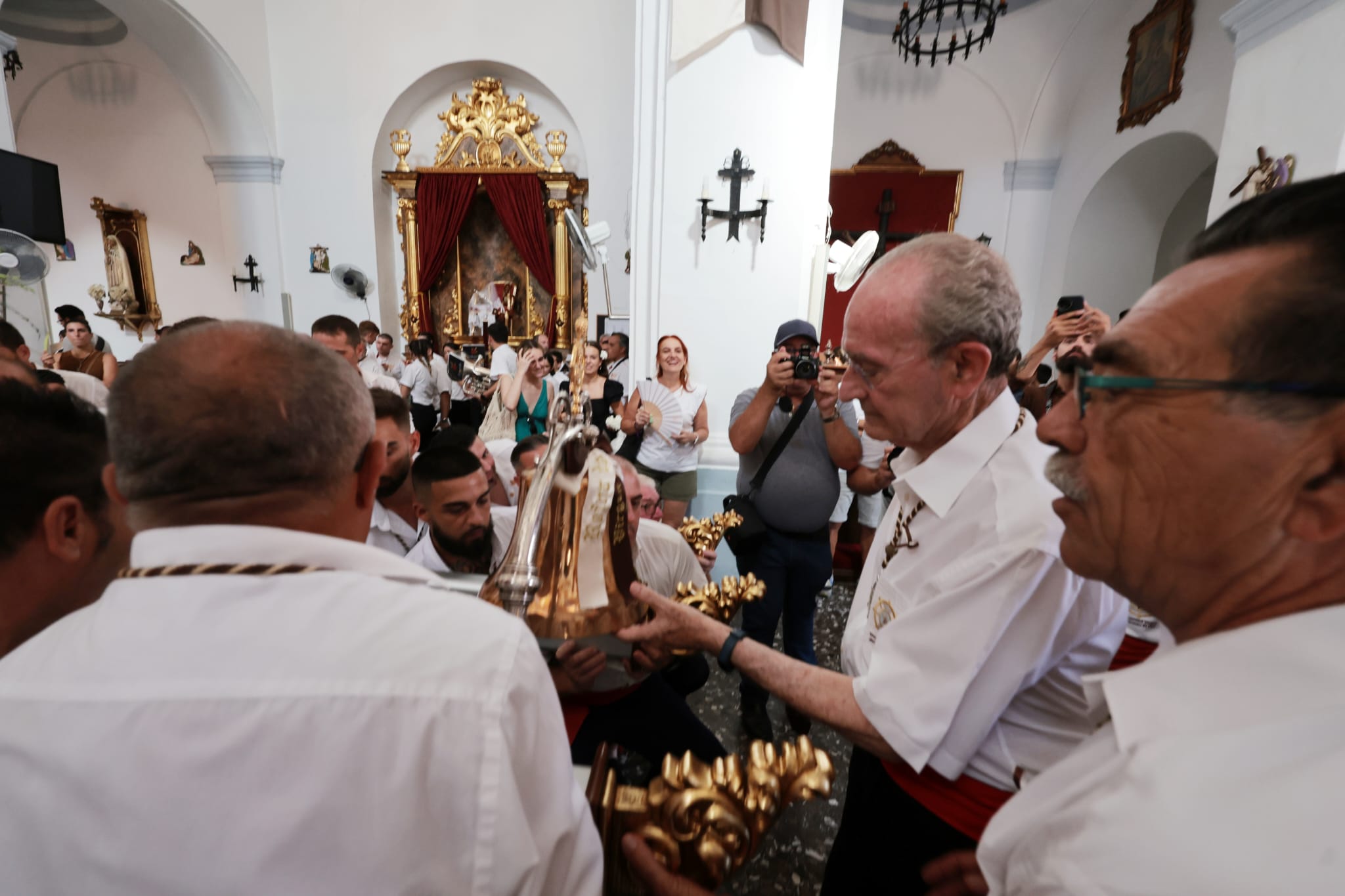 La Virgen del Carmen ha recorrido este domingo las calles del barrio de El Palo