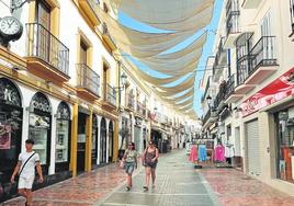 Imagen de la comercial calle Pintada de Nerja en esta temporada estival.