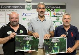 Lorenzo Ruiz, Juan Antonio Vázquez 'Chispi' y Miguel Padilla con los carteles de la presentación