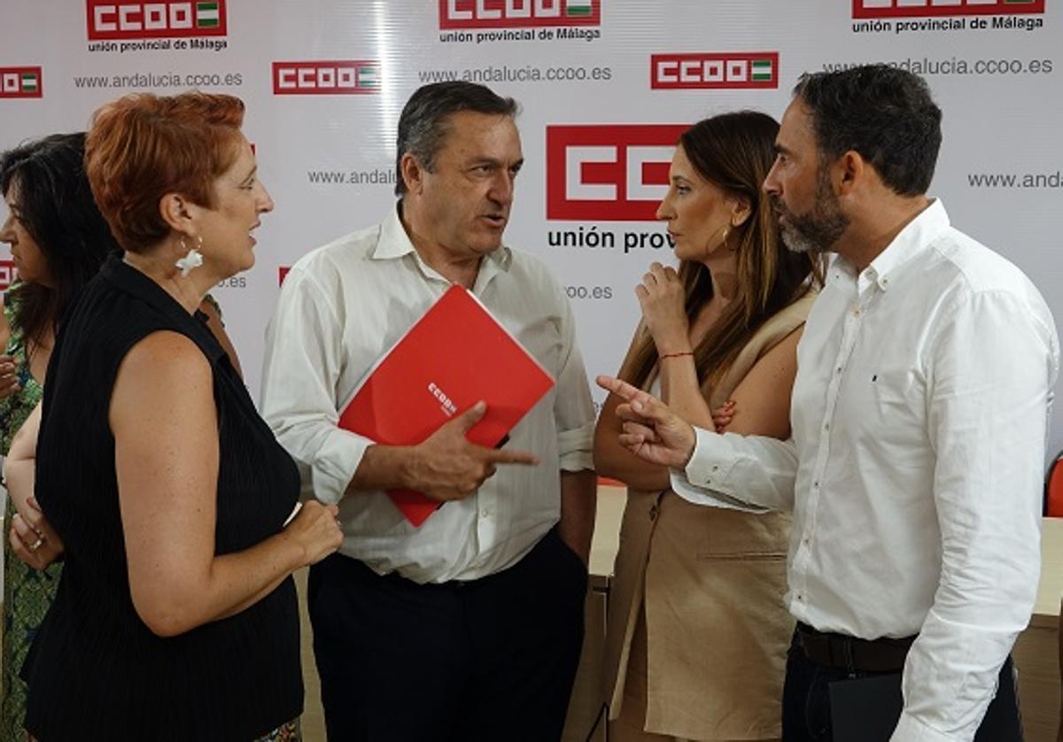 Mari Nieves Ramírez y Daniel Pérez con Fernando Cubillo, en la sede de CCOO.