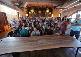 Foto de familia con dirección y parte del equipo que trabajará en Trocadero.