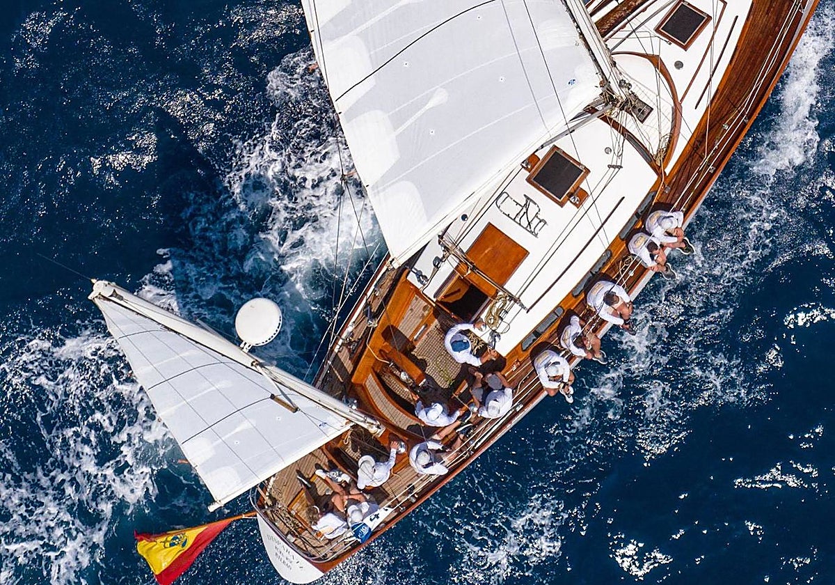 El barco 'Disparate', de estreno para esta temporada con el equipo malagueño Estrella del Viento.