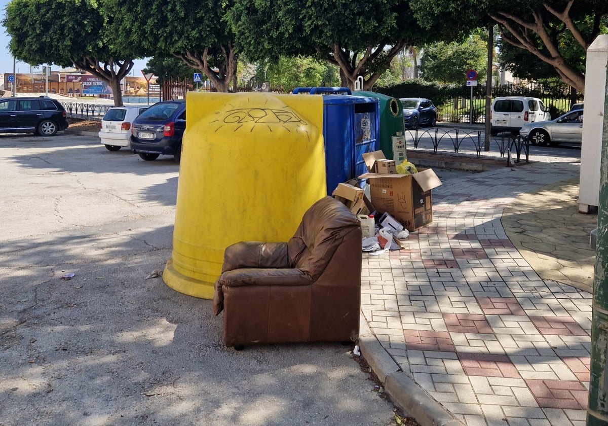 Vista de la zona de Juan Grande, con mobiliario en los aledaños.