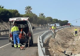 Operarios municipales limpiando el acceso a Benalmádena desde la autovía.