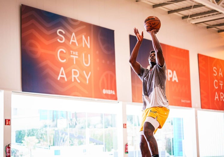 Jasean Tate, de los Houston Rockets, durante un entrenamiento.