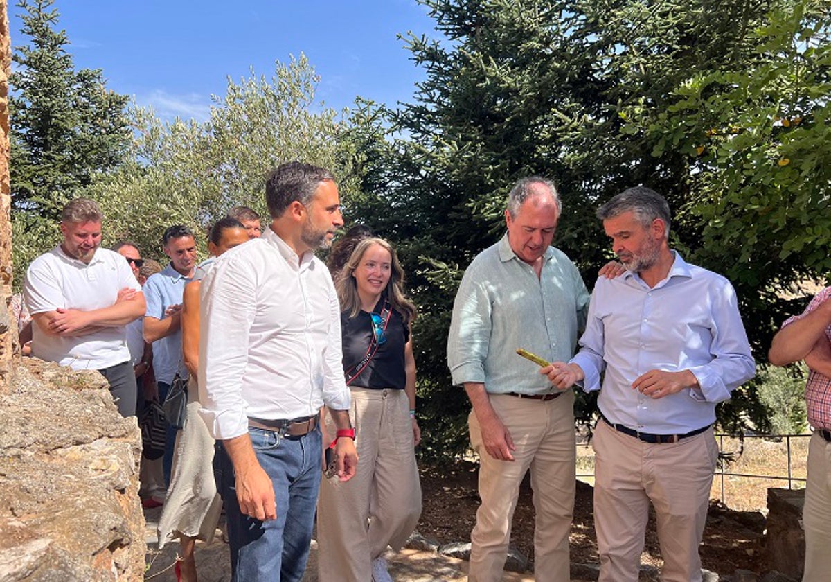 Daniel Pérez, Juan Espadas y José Bernal, entre otros, en la Sierra de las Nieves.