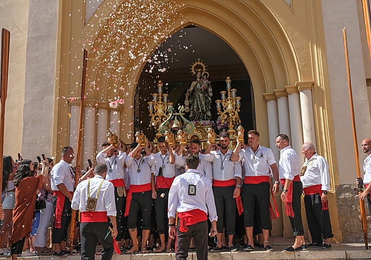 Salida de la Virgen del Carmen de Huelin desde San Patricio.