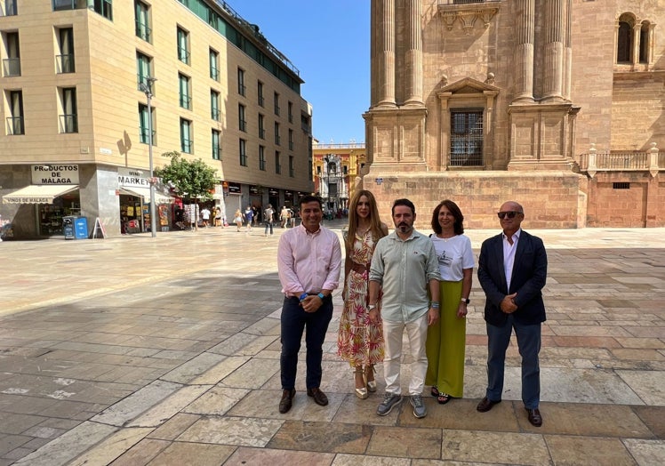 Carmona, junto a dirigentes del PP en las inmediaciones de la Catedral.