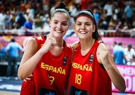 Inés Noguero y Elena Moreno celebran la victoria ante Argentina.