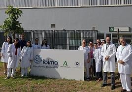 El grupo de investigadores, frente a la sede de Ibima