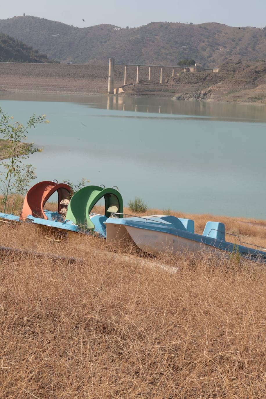 El estado crítico del embalse de La Viñuela, en imágenes