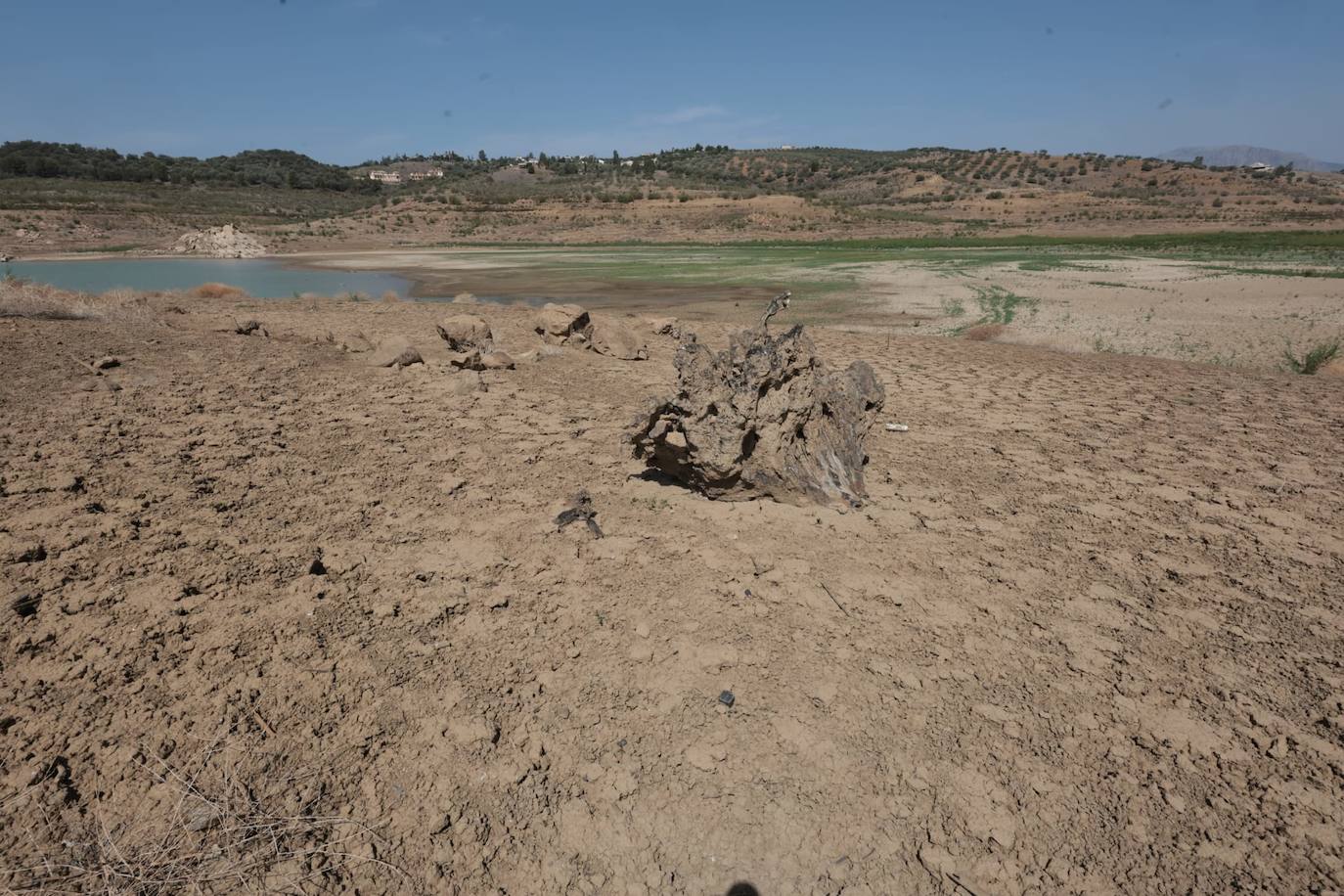 El estado crítico del embalse de La Viñuela, en imágenes