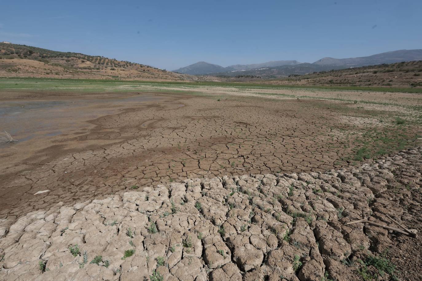 El estado crítico del embalse de La Viñuela, en imágenes