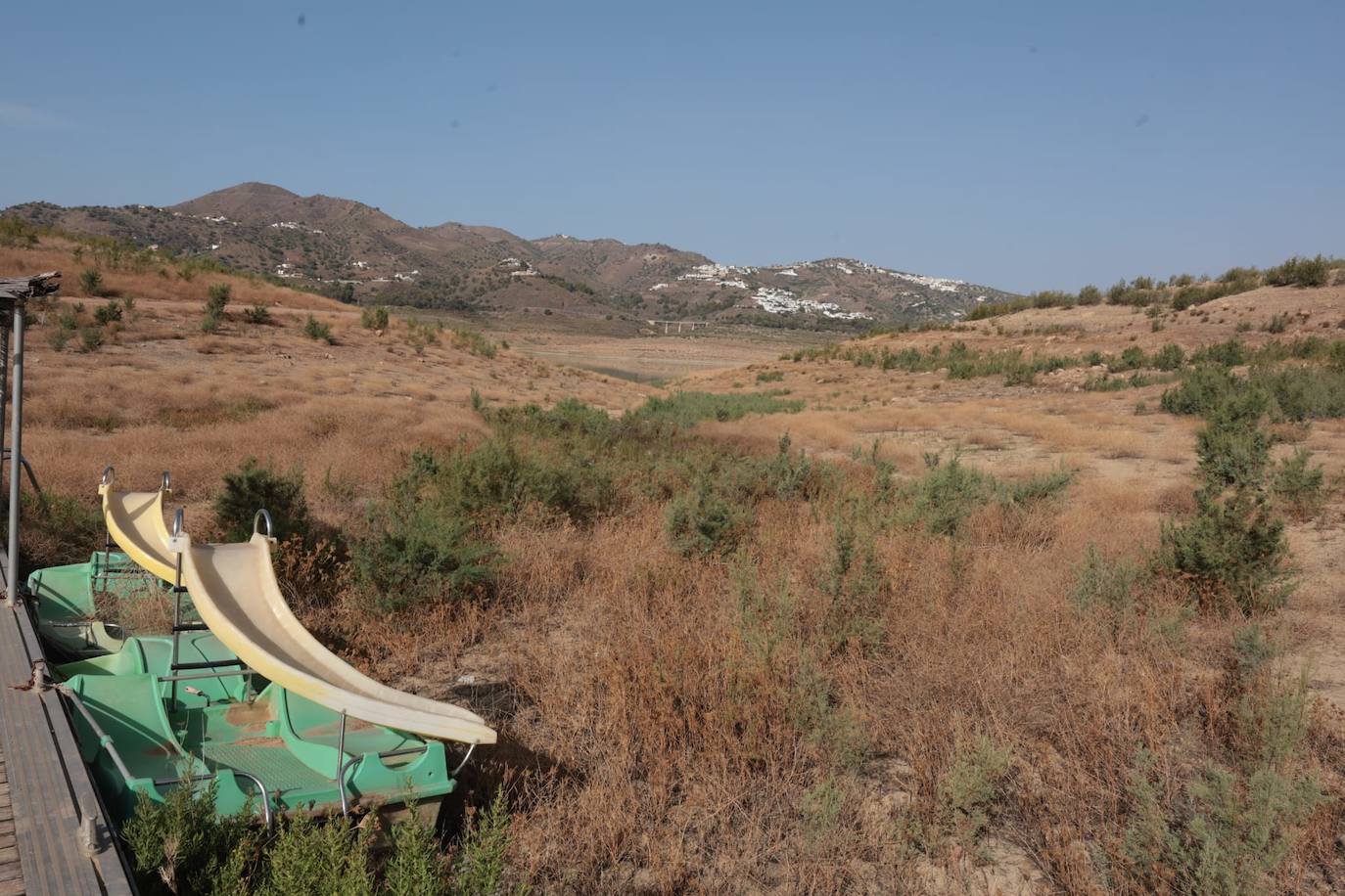 El estado crítico del embalse de La Viñuela, en imágenes