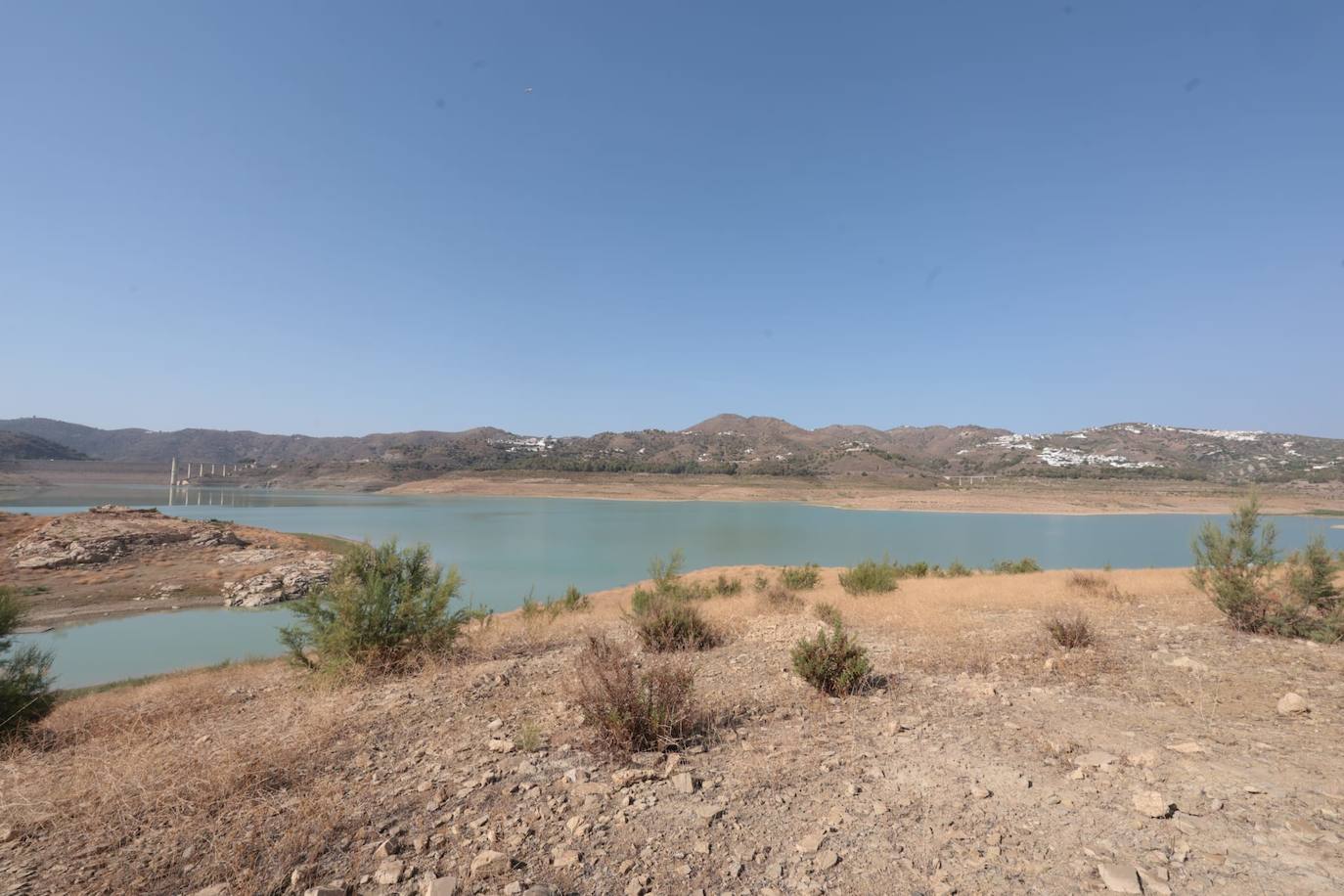 El estado crítico del embalse de La Viñuela, en imágenes