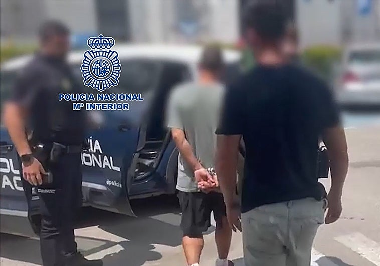 Atracan una farmacia con una pistola en Estepona y a los cuatro días intentan asaltar un bus