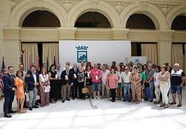 El alcalde, Francisco de la Torre, los representantes de CaixaBank, Maskom y Covap, junto con miembros de las asociaciones de reparto de alimentos de Málaga.