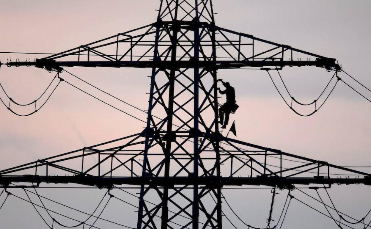 Una sobrecarga en la red deja sin luz a vecinos de Puerto de la Torre