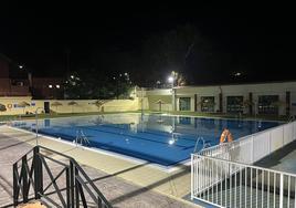 Vista nocturna de la piscina de Antequera