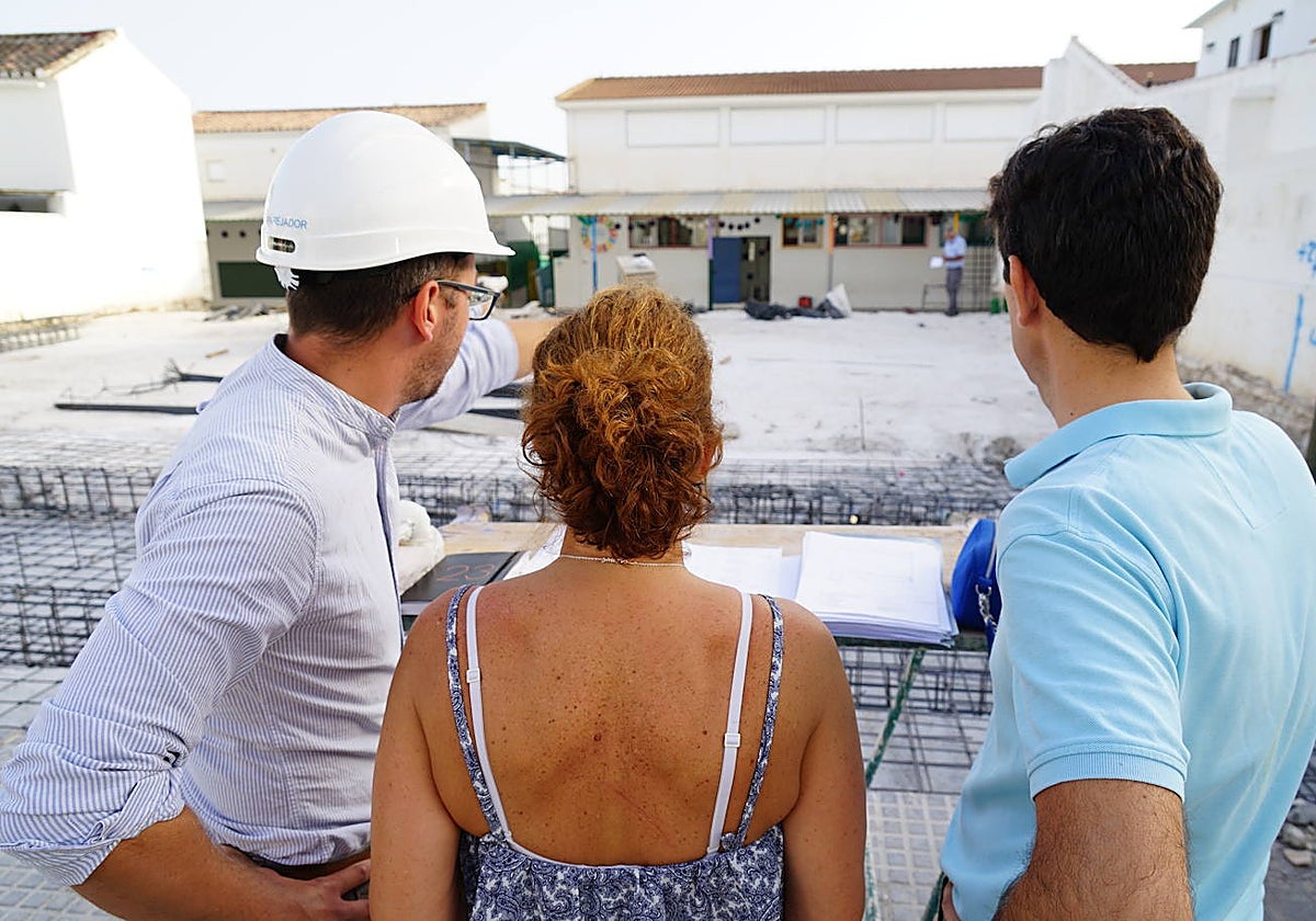 El alcalde Francisco Santos durante la visita a las obras junto a la concejala de Educación, Raquel López, y el técnico municipal responsable de la obra.
