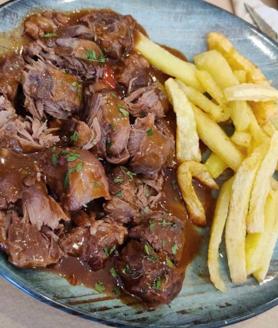 Imagen secundaria 2 - Cada día Paco Zumaquero corta más de dos jamones ibéricos. Abajo, vitrina con carnes de cerdo ibérico de bellota de Salamanca y ternera de Burgos; y gazpachuelo malagueño.