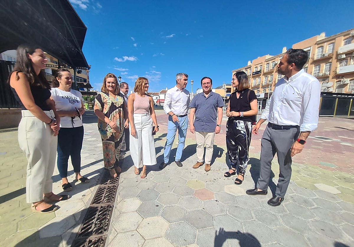 El ministro Albares, junto a otros representantes del PSOE, en Benalmádena.