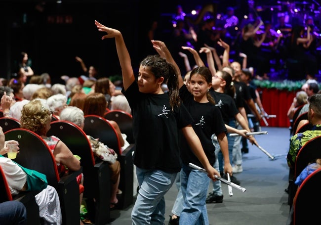 Actuación de los alumnos de Esaem ante los presentes en el concierto 'El mayor aplauso'.