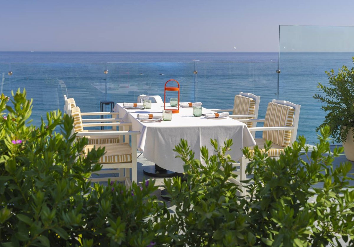 Terraza del restaurante, con vistas al mar.