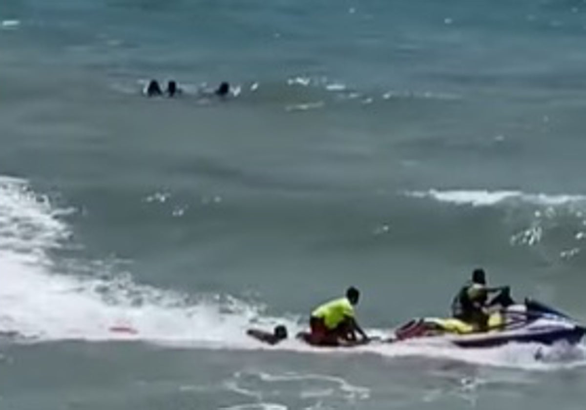 Imagen de un momento del rescate de los bañistas de origen extranjero, este jueves en Nerja.