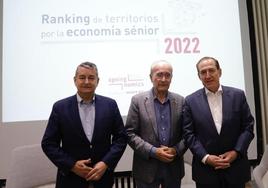 Antonio Sanz, Francisco de la Torre y Antonio Huertas, en la presentación del informe.