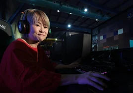 Kumi Tanioka juega al Minecraft en Gamepolis.