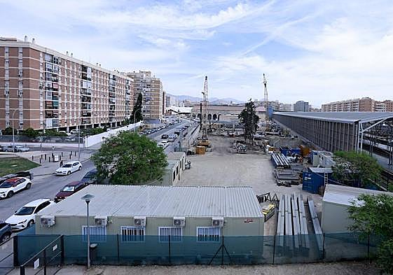 Obras de construcción de viviendas y oficinas junto a la estación.