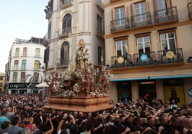 La Virgen del Carmen a su paso por la plaza del Carbón.