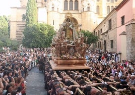 Momento de la salida de la Virgen del Carmen desde la Catedral.