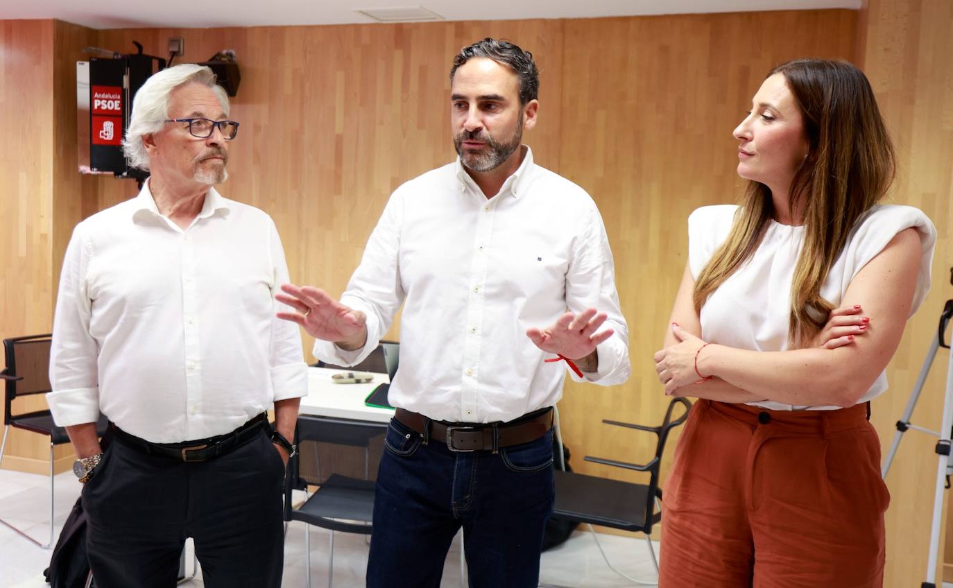 La candidata María Nieves Ramírez junto a Dani Pérez en la sede del PSOE de Málaga durante el recuento electoral